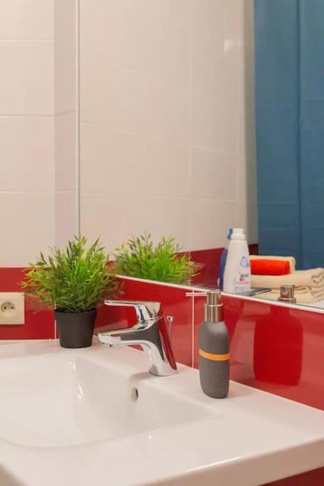 Stylish Getaway In Prime Bratislava Location - By The Danube And Old Town Lägenhet Exteriör bild